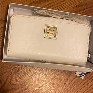 White Dooney & Bourke wallet ✨ opened to offers ✅
